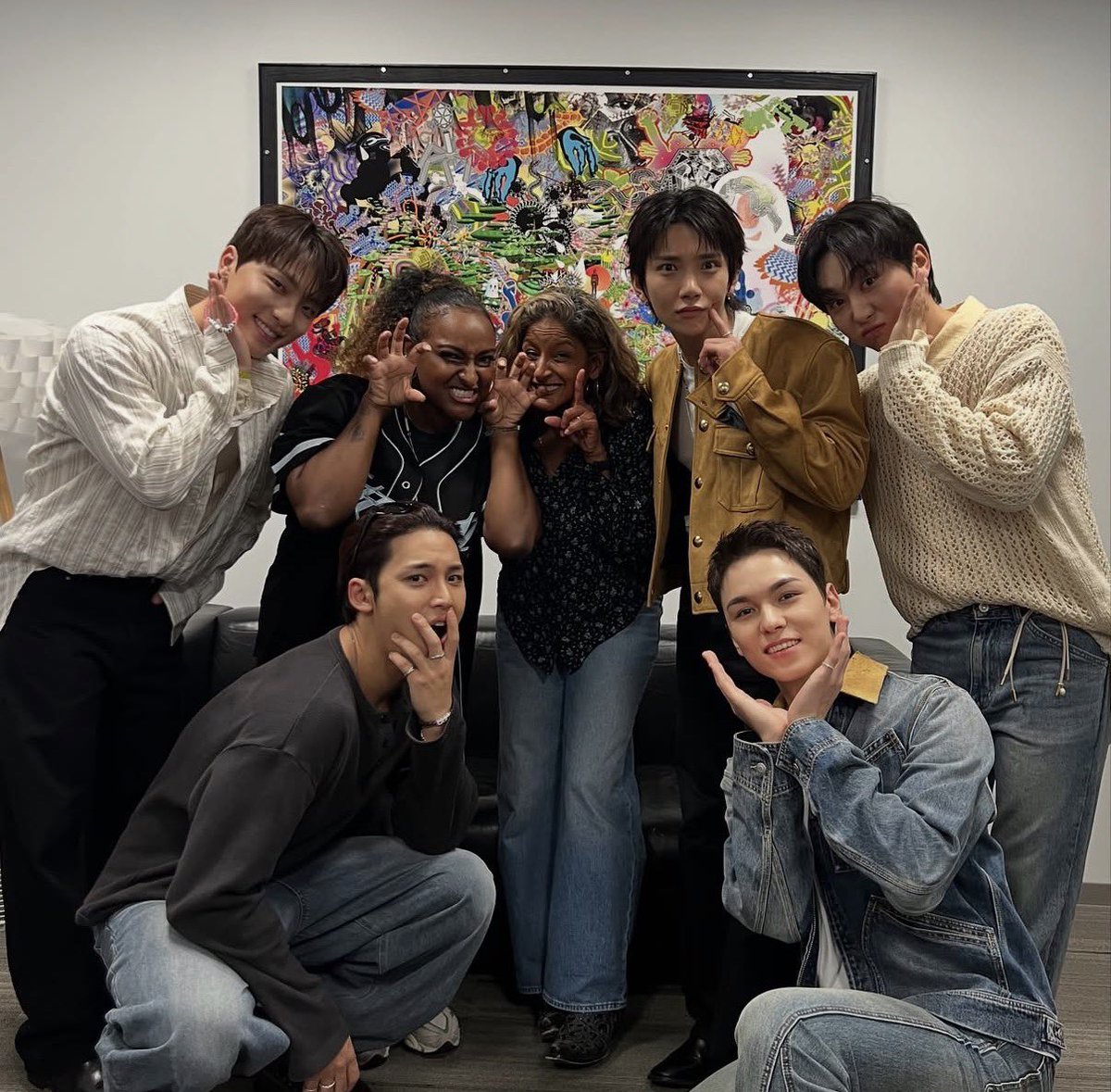 0211hours's tweet image. THIS IS SO CUTE KASKSKSKKD look at their poses
