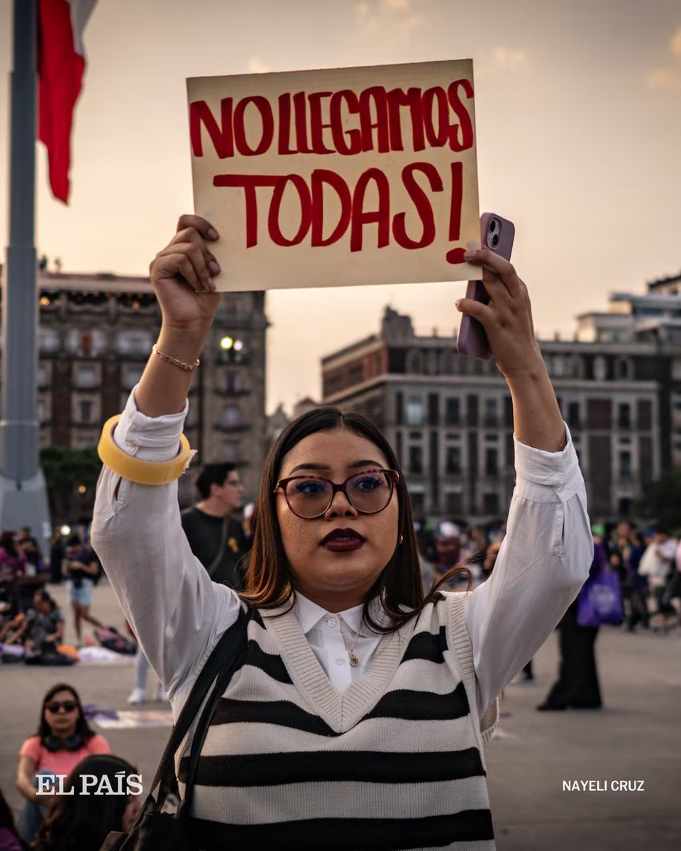 elpaismexico's tweet photo. 💜 Movilizaciones 25N en Ciudad de México

Como parte del Día Internacional para la Eliminación de la Violencia contra la Mujer, miles de mujeres salieron a marchar ante las cifras de feminicidios y desapariciones en el país

📸 @nayeleecb | @ItaNavajas
 https://t.co/CZyODeBg6U https://t.co/SObqriGH8E
