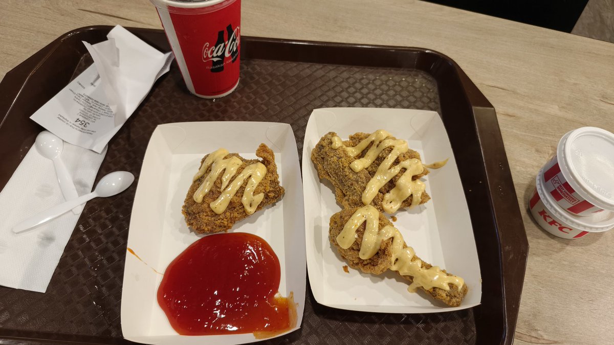 audyazfar's tweet photo. KFC Cyberjaya.  Kecil betul ayam. Mcm burung puyuh @KFCmalaysia https://t.co/Gq0SKUlxhK