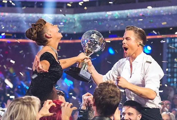 dontblamebritt's tweet photo. Bindi won the Mirrorball trophy on November 24, 2015. 

Today is November 25, 2025. It would be a full circle moment when Robert wins tonight. Vote ‘ROBERT’ #DWTS https://t.co/xUBuBgNEdZ