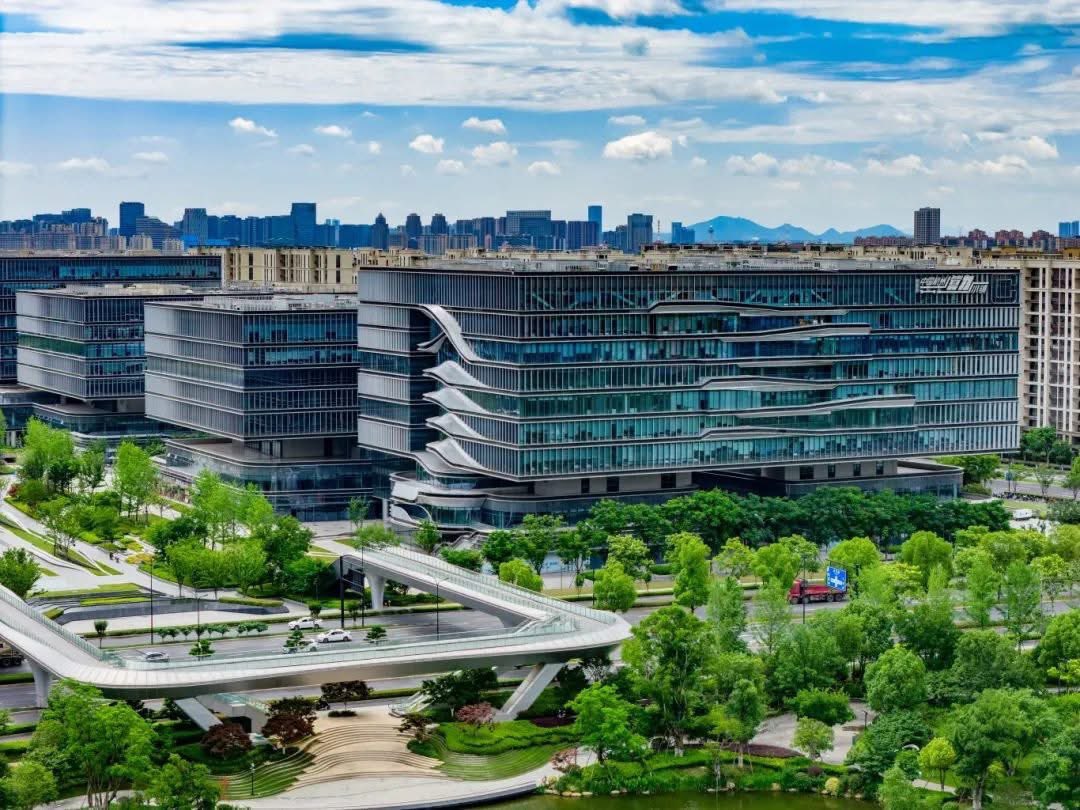 ShanghaiEye's tweet image. 💥 #Hangzhou’s #Linping &quot;China Town of Computing Power&quot; booms! 🖥️ 2,400+ firms in 3 years – powering breakthroughs in #AR glasses, #AI healthcare, #VR culture &amp;amp; smart retail! Every byte fuels change when computing meets ambition!

#ChinaComputingPower #HangzhouTech…