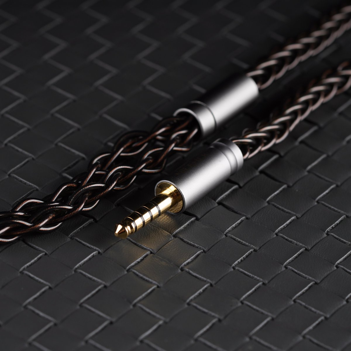 NiceHCK_Audio's tweet image. 【MoonDusk、ブラックフライデーセール開催】
通常価格8900円➡️セール価格4539円（49%OFF）️
初販売商品！🎊🎊🎊
amazon.co.jp/dp/B0FWJY9C2P
✨古河銅銀合金＋古河銅＋銀メッキ古河銅のミックス導体を採用
✨音の解像度を高めると共に、層の明確な音場を構築…