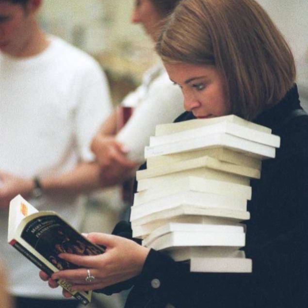 CaffeinatedLiha's tweet image. POV: Me leaving the bookstore after I said I&apos;m going to buy just one book.