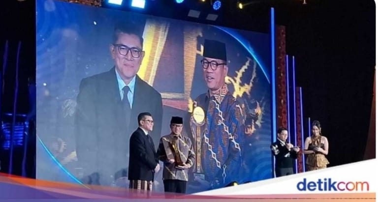 Menteri Desa PDT Yandri Susanto meraih penghargaan tokoh pengembangan potensi desa berbasis inovasi dalam detikcom awards 2025

#YandriSusantoInovator
#PenghargaanDetikcomAwards
#PotensiDesaBerbasisInovasi
#PenghargaanYandriSusanto
<a href="/prabowo/">Prabowo Subianto</a>
<a href="/YandriSusanto/">Yandri Susanto</a>
<a href="/ArizaPatria/">Ariza Patria</a>