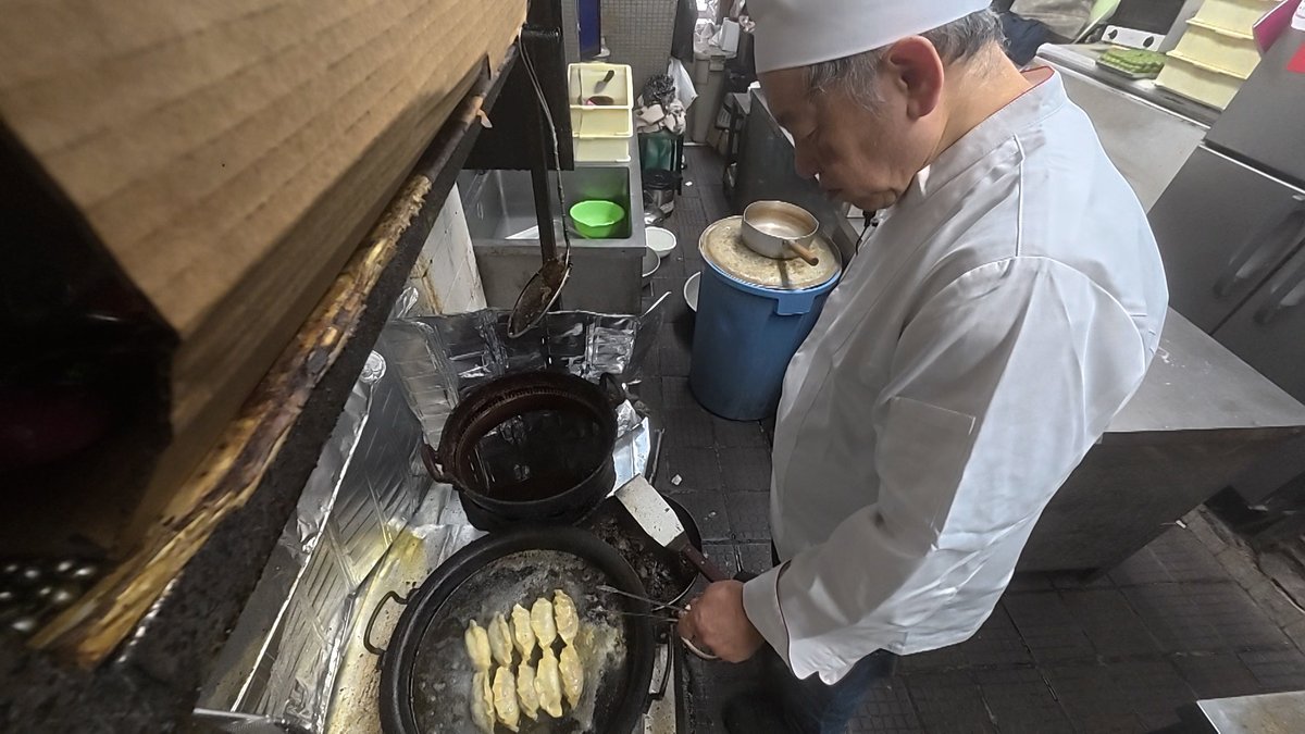 dounanokai's tweet image. 子供から大人までみんな大好き「餃子」🥟
赤字続きの団子屋が売っても儲かるのか⁉️

定番からオリジナルまで様々な餃子を売ってみると…
スタジオメンバーも驚きの結果が✨
#それって実際どうなの会