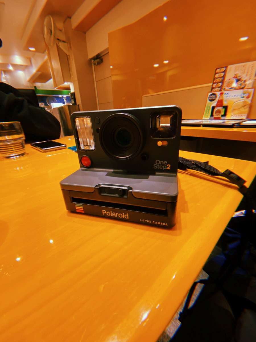 Vialeyokohama's tweet image. 本日11/26 はPolaroid Camera 発売日だそうです📸

8年ほど前に人から譲り受けてから一切触っておりませんが、今日くらい活用しようと思います...

77年前の当時では即現像できる撮影機は革新的だったと思いますね💡
#Polaroid #カメラ #フィルムカメラ