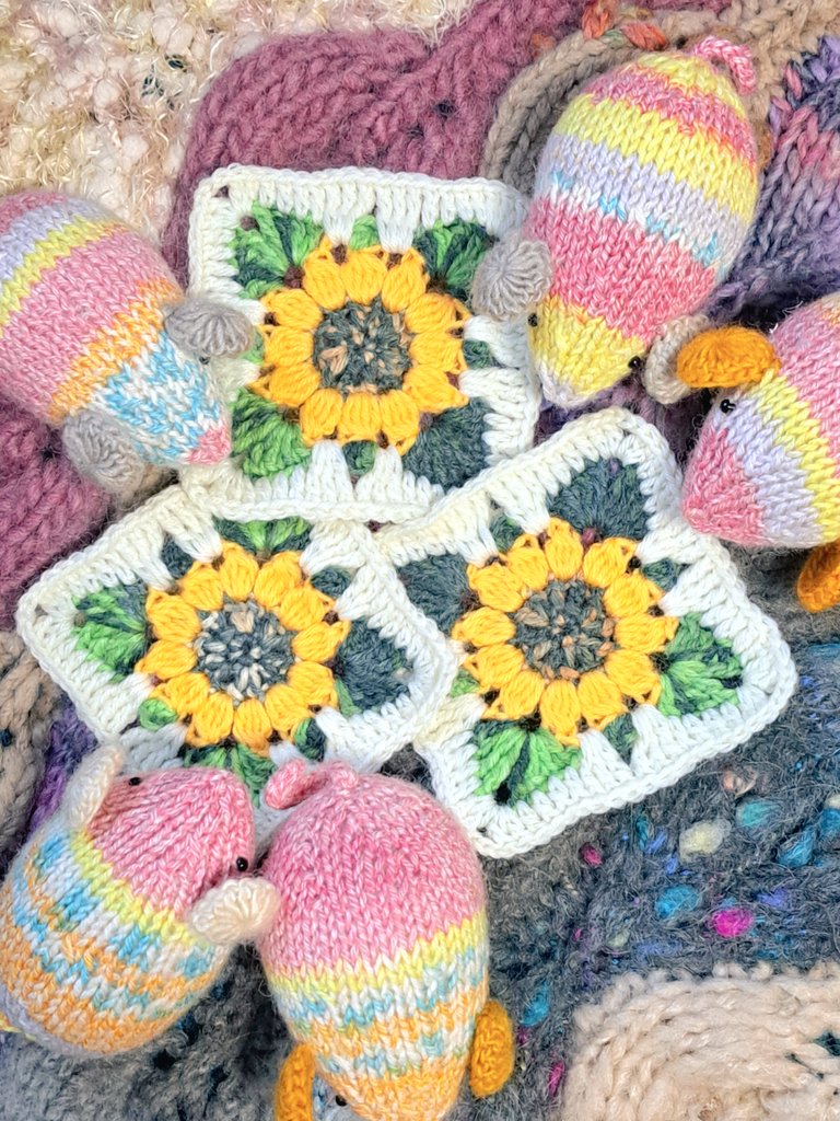 netarou_amuamu's tweet image. #Ravelry
#GrannySquareMe さんより
季節外れのひまわり🌻さん(◍ ´꒳` ◍)
