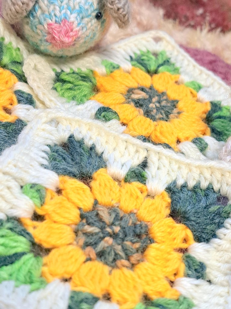 netarou_amuamu's tweet image. #Ravelry
#GrannySquareMe さんより
季節外れのひまわり🌻さん(◍ ´꒳` ◍)