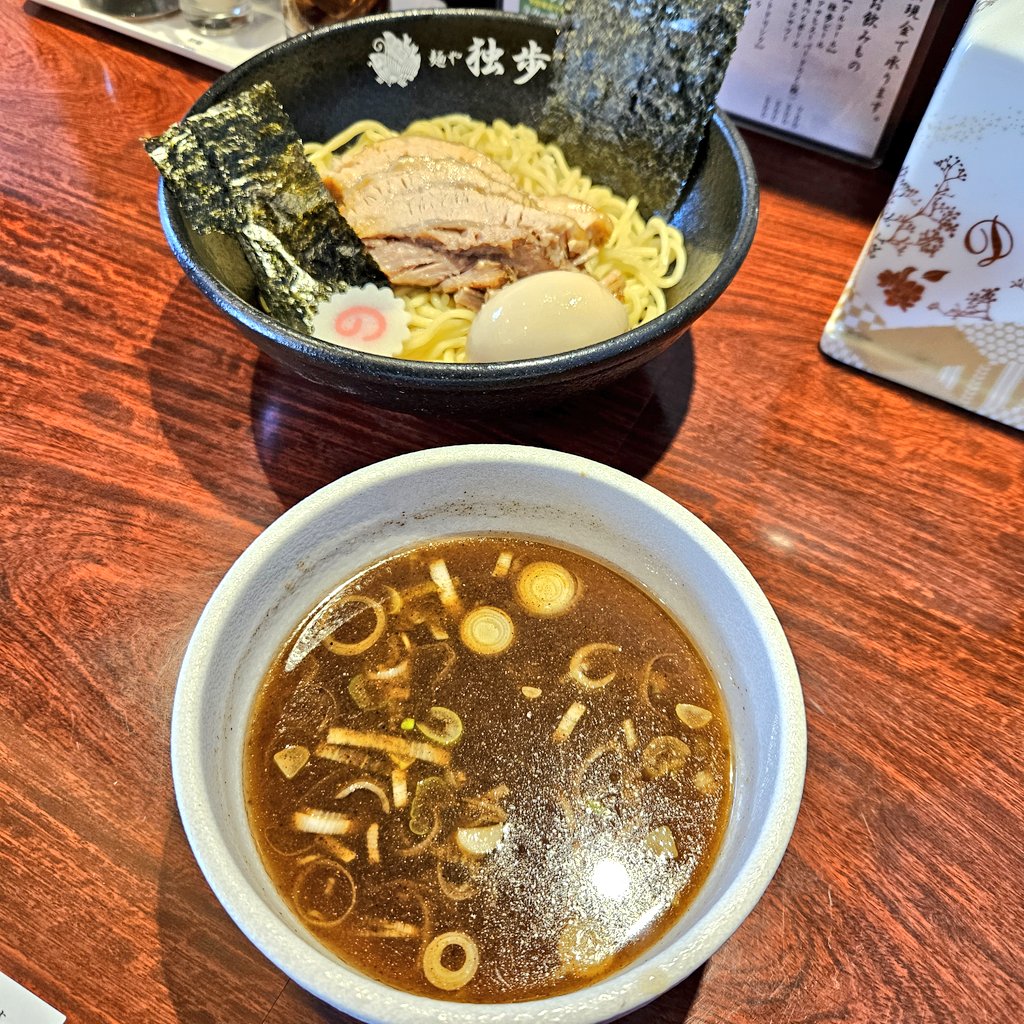 ⛅麺や独歩🍥
本日の1周年おめでと📡ロックオン🚢
🍜特製小盛りつけそば‼️TP🈂️海苔5枚😙行くゎょ🎶つけ麺GO👍鈴めん謹製特注麺ゎなんど啜っても旨すぎ💕
プースーも上品な風味🤗中盤ゎ🐟ニボ卓酢ぅ💦麺Direct🤣&amp;胡麻一味🎉で〆に一直線🫡はぁ〜💖美味しい🤩ゴチ独歩さま🙇‍♀🌟🌟🌟🌟🌟
<a href="/doppo_ramen/">【公式】麺や独歩グループ・店主井原</a>