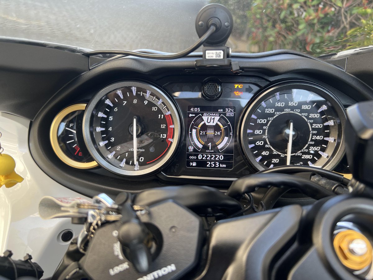 VinayManohar5's tweet image. 休憩中の一枚。
並んだバイクを見ると、もう次の目的地に行きたくなるんだよね。
自由って、こういう時間のことかも。
#ツーリング仲間 #バイクのある生活 #青空とバイク
