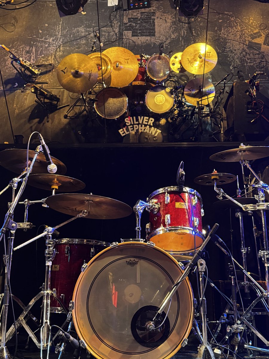 ここのライブハウス、ステージ後方に鏡があって上からの景色が見れるのはドラム好きにはたまらない😆
#吉祥寺シルバーエレファント