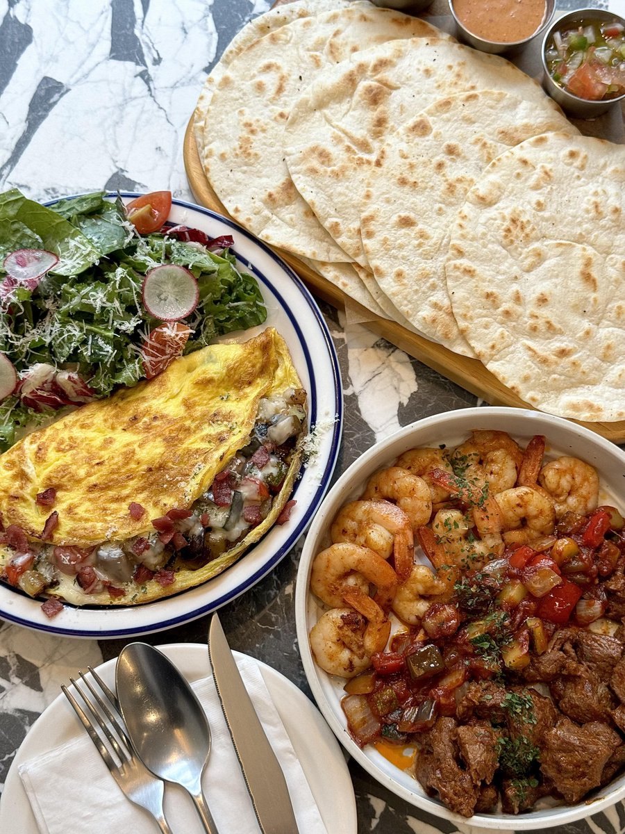 Omelette with salad, shrimp with beef – nutritious and delicious. #음식 #Food #Seoul #서울 #Pairing #조합