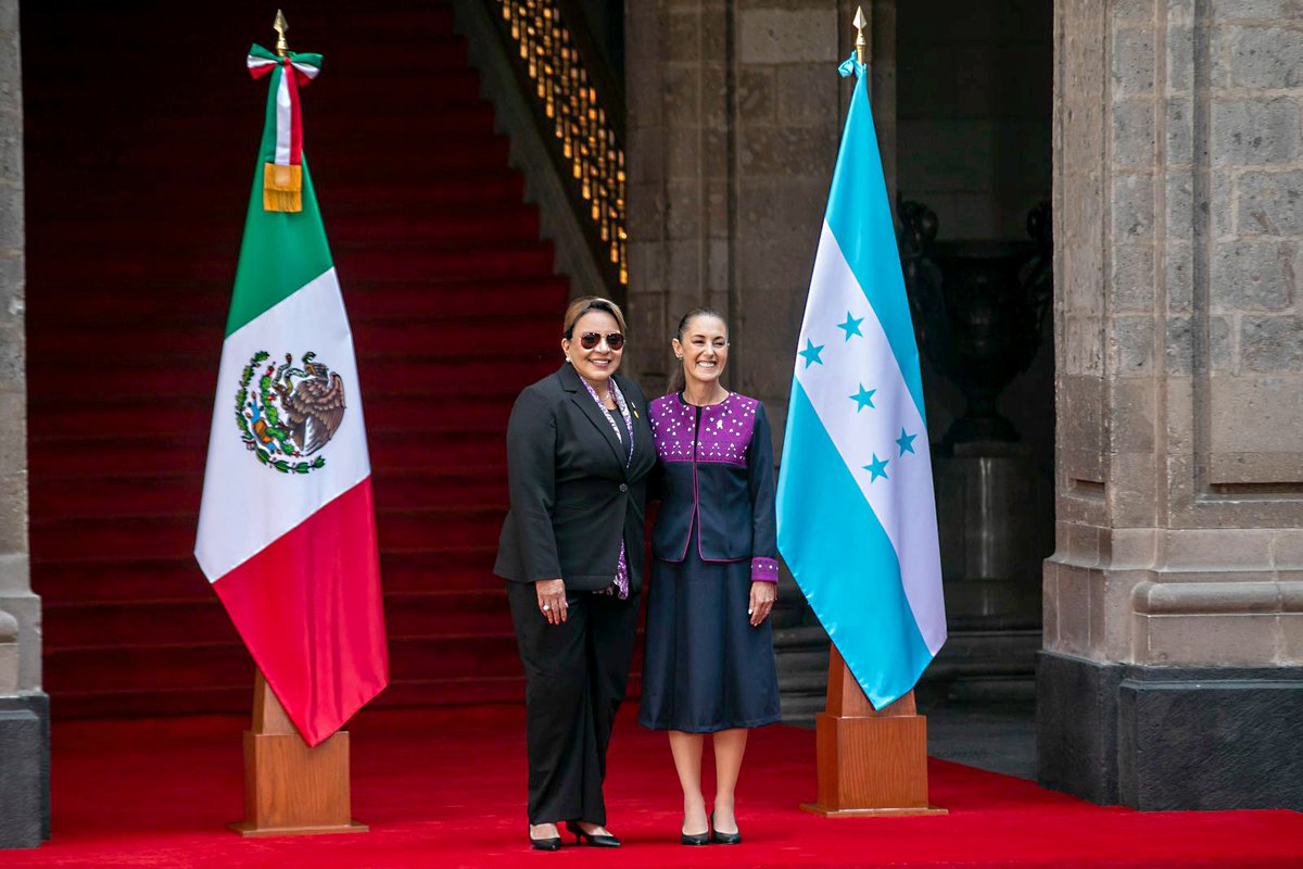 La Presidenta <a href="/XiomaraCastroZ/">Xiomara Castro de Zelaya</a> fue recibida en Palacio Nacional por la Presidenta Claudia Sheinbaum, en un encuentro que reafirma la amistad y la visión compartida entre Honduras y México.

Ambas mandatarias destacaron la importancia de la cooperación, el respeto y la dignidad de