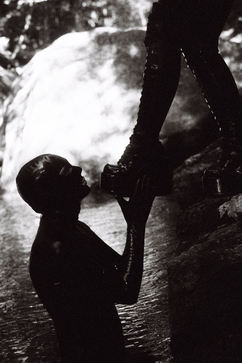 XCallxMexSirX's tweet image. ⛓️He serves because he knows I am worth serving⛓️ 

✨:@userdevoid
📷: IG@the.filmme.fatale 
  Assist IG@aetherial.allure  

#BostonBDSM #Bostonkink #Bostondomination #Dominatrix #photoshoot #latex #footworship