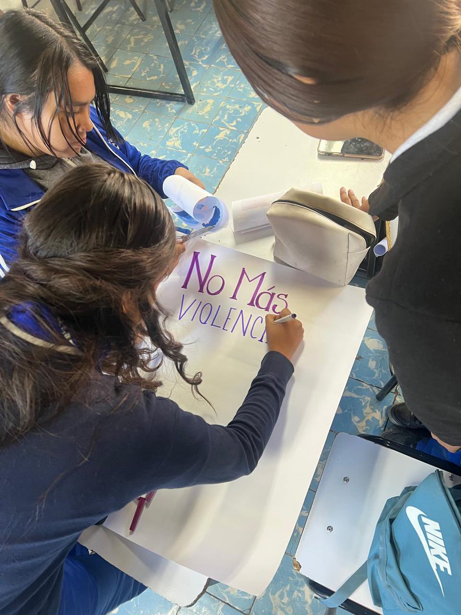 _RobledoJM's tweet image. Día Internacional de la Eliminación de la Violencia contra las Mujeres realizamos #MaratonesPorLaLectura en #EST56, participamos con la lectura «Nosotras» de Marta Navarro García. 
Aquí con el grupo 3°A, con la maestra Nallely Barraza.
#MujeresLibresDeViolencia 
@NoemiJuarezSEB