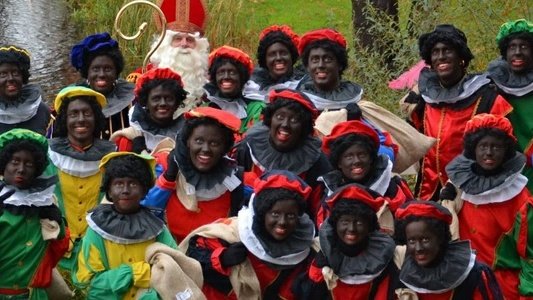 JanWBakkerNL's tweet image. We zien overal in Nederland weer gezellige Zwarte Pieten verschijnen, van noord tot zuid. Zoals afgelopen weekend in Duindorp, daar werd feest gevierd met tientallen Zwarte Pieten en de sfeer was prima.
nieuwrechts.nl/107812-zwarte-… #zwartepiet #sinterklaas