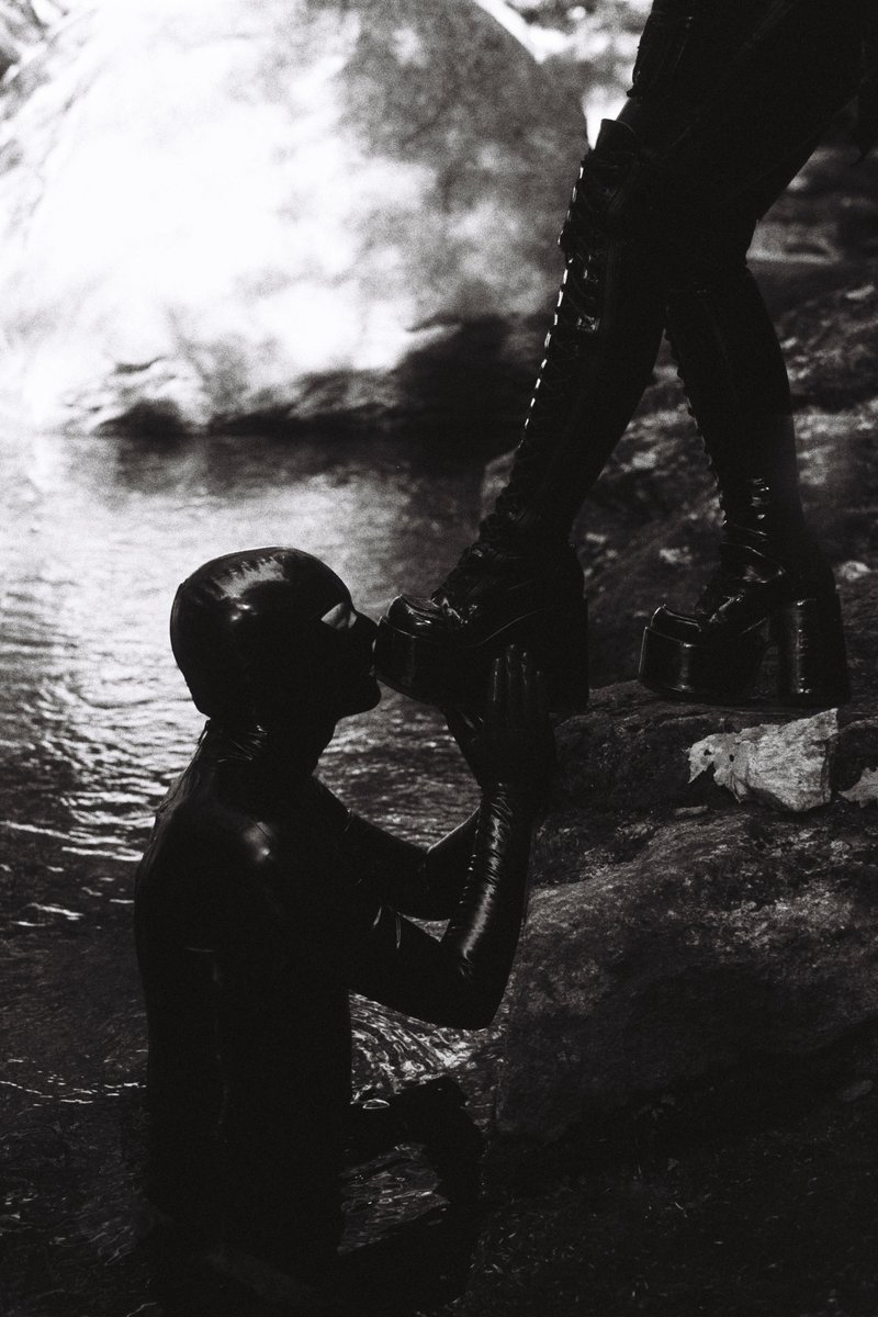 XCallxMexSirX's tweet image. ⛓️I adore the way @userdevoid worships My feet⛓️

📸: IG@the.filmme.fatale
Assist IG@aetherial.allure

#BostonBDSM #Bostonkink #Bostondomination #Dominatrix #photoshoot #latex #footworship