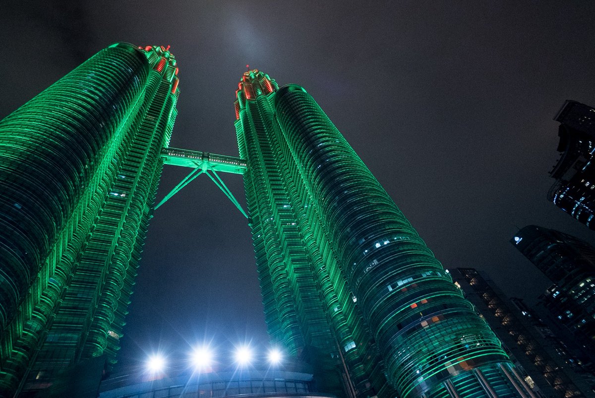 昨夜はツインタワーのふもとにいって写真撮ってきました📷

クリスマスカラーになってました🎄