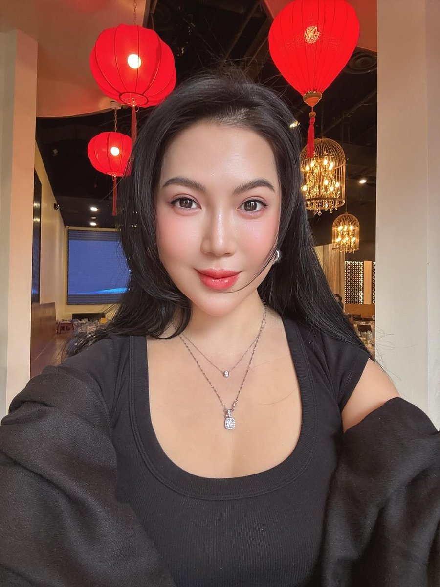 SLLk1313's tweet photo. 店裡這紅燈籠很喜庆呢！淺拍一張，證明我有認真出門干飯🍚 https://t.co/lwVtTyK18s