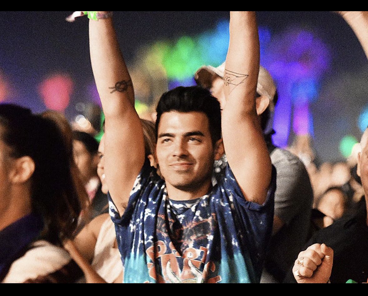 wovenparachute's tweet photo. ROBERT IRWIN IS DANCING THE CHA CHA TO CAKE BY THE OCEAN @joejonas https://t.co/0Z84kldSf6