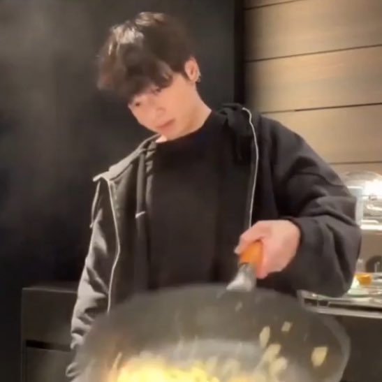 jssllz_'s tweet image. me too quackity. me too.