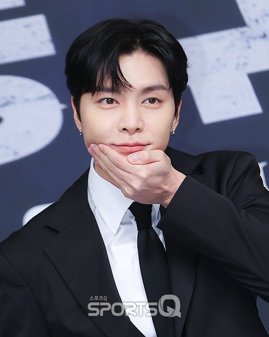 ㅋㅋㅋㅋㅋㅋㅋㅋㅋㅋㅋㅋㅋㅋ 여전히 아궁빵 개열심히 하는거 너무 웃김 . . 쟈니가 생각하는 가장 아이돌스러운 포즈 아궁빵인가 혹시