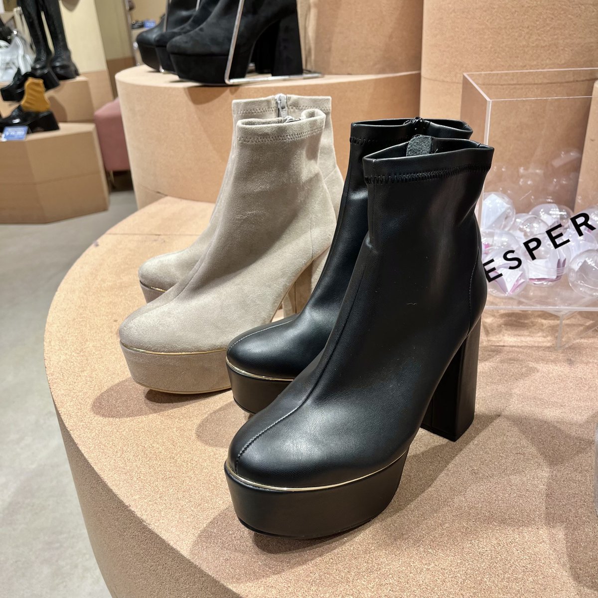 SHIBUYA109NET's tweet image. みんなの「欲しい！」がついに商品化されたよ👢💫

珍しいグレーカラーもかわいいꔛ🩶

ぜひチェックしてみてね🪄˖ ࣪⊹

✔︎︎︎︎ 5F ESPERANZA

@esperanza_shoes