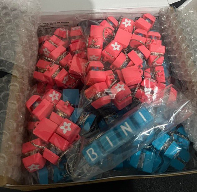 BINIFIED FREEBIES

hello may mga natira pa pala akong freebies from gbv and bvwt, sa inyo na twoah

‼️SOAFER LIMITED‼️

- doe eyed bini member acrylic phone charm
- BINI logo fidget toy keychain
- random unofficial pc
- 1:1
- RT to claim

will post kung nasaan ako on d-day thx u