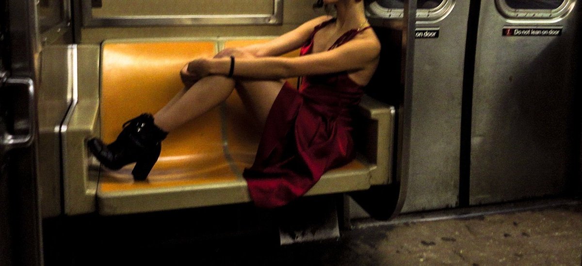 Lembrando de quando eu estava em New York com um vestido vermelho e o segurança do teatro parou pra dizer que eu estava linda como uma fruta e eu disse que meu apelido era Fruta🍒
(Tirei uma foto no metrô nesse dia, mas já tinha trocado o salto vermelho por uma bota)