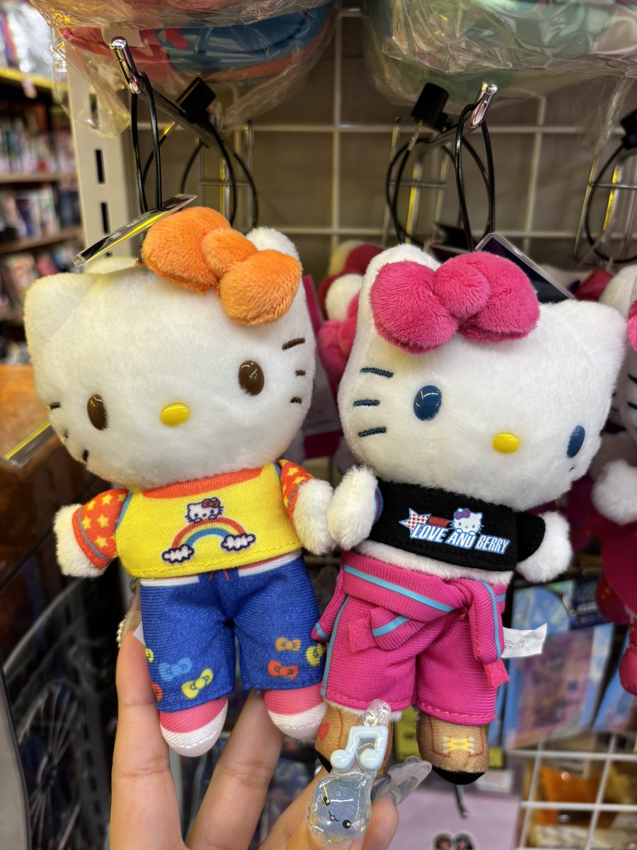 #オシャレ魔女ラブandベリー 
 #ハローキティ 

夢のコラボグッズ入荷してます🪄︎︎✨

あの頃よく使ってた衣装をキティちゃんが着てるマスコットが可愛すぎる🎀🎶

一部完売してしまった物もございますが、狙ってた方は是非ピヴォクロス店へ🎠🤍