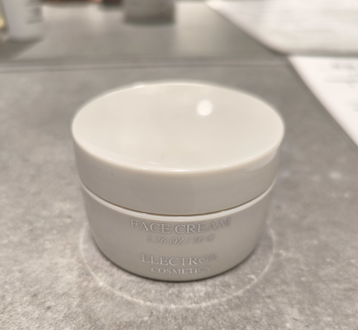 achangnomama's tweet image. 初めてヨドブルームに来た…去年からあるなんて知らなかった！
色々肌にあった商品を紹介していただいて美容豆知識も教えてもらえてすごく助かる✨✨
レチノールクリームがすごく爽やかで良い香りだった！
#yodobloom体験による商品レビュー
#electron
#エレクトロン
@yodobloom 
@electron_beauty