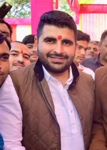 deva_jaat7's tweet image. Thank you, @RavindraBhati__

मैंने चार दिन पहले बाड़मेर विधानसभा का एक मामला बाड़मेर के सभी नेताओं को भेजा था,
जिसमें सांसद बेनीवाल से लेकर पावर सेंटर एवं स्थानीय विधायक प्रियंका चौधरी से लेकर आजाद सिंह बाड़मेर।

मेरी लिस्ट में सभी नेता शामिल थे लेकिन जनता की पीड़ा भाटी ने ही…