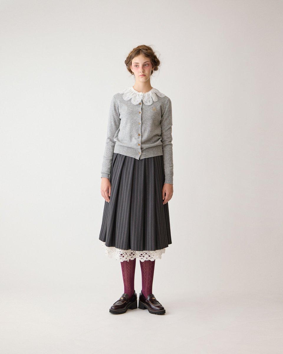 JaneMarple_stmm's tweet photo. 2025-2026 AUTUMN&WINTER 2nd COLLECTION
「THE 40TH RIBBON」
4642
British stripe lace-trim skirt
ブリティッシュストライプ レーストリムスカート
color: charcoal gray / navy
¥42,680
#janemarple #janemarpledanslesalon #anniversary #スカート #britishstyle #lace #lacework https://t.co/6uvzyVb5cO