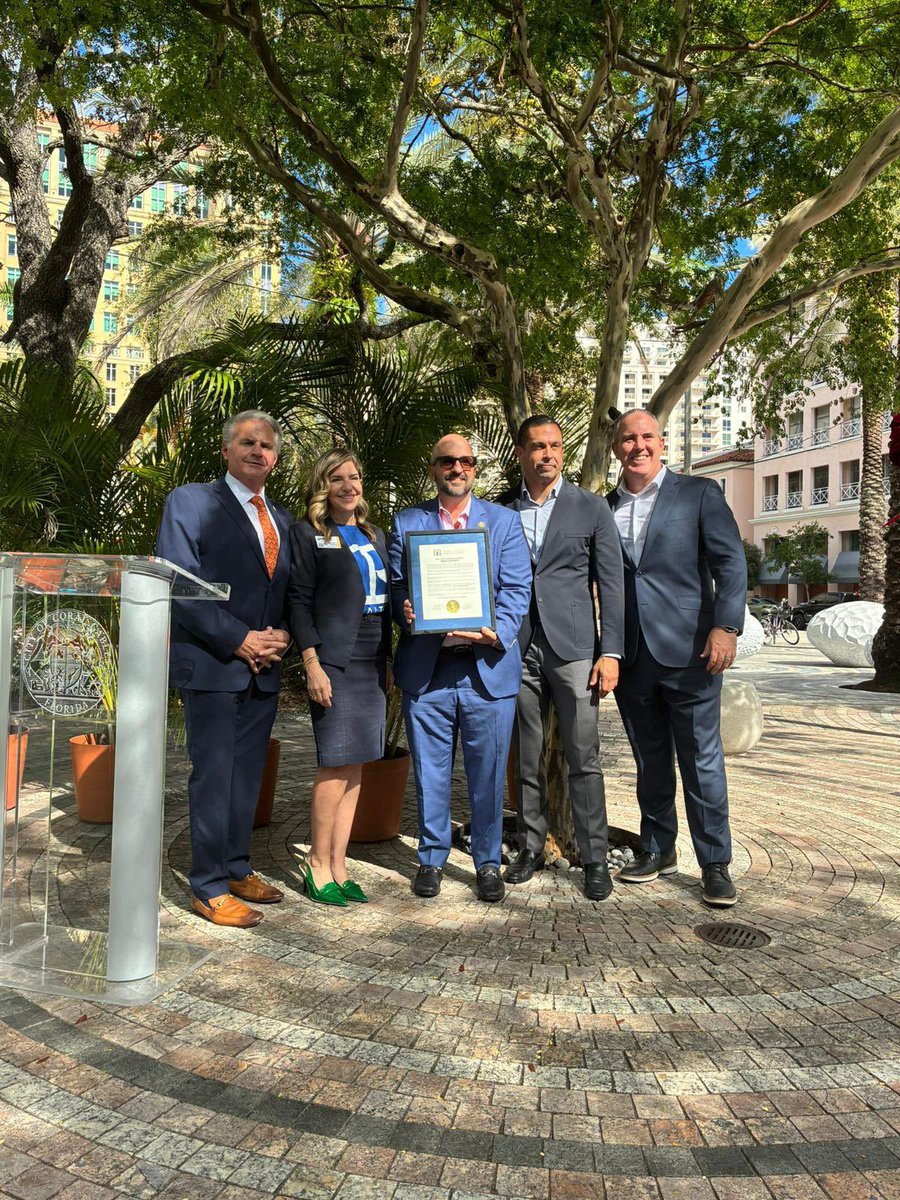 Vince Lago tweet media