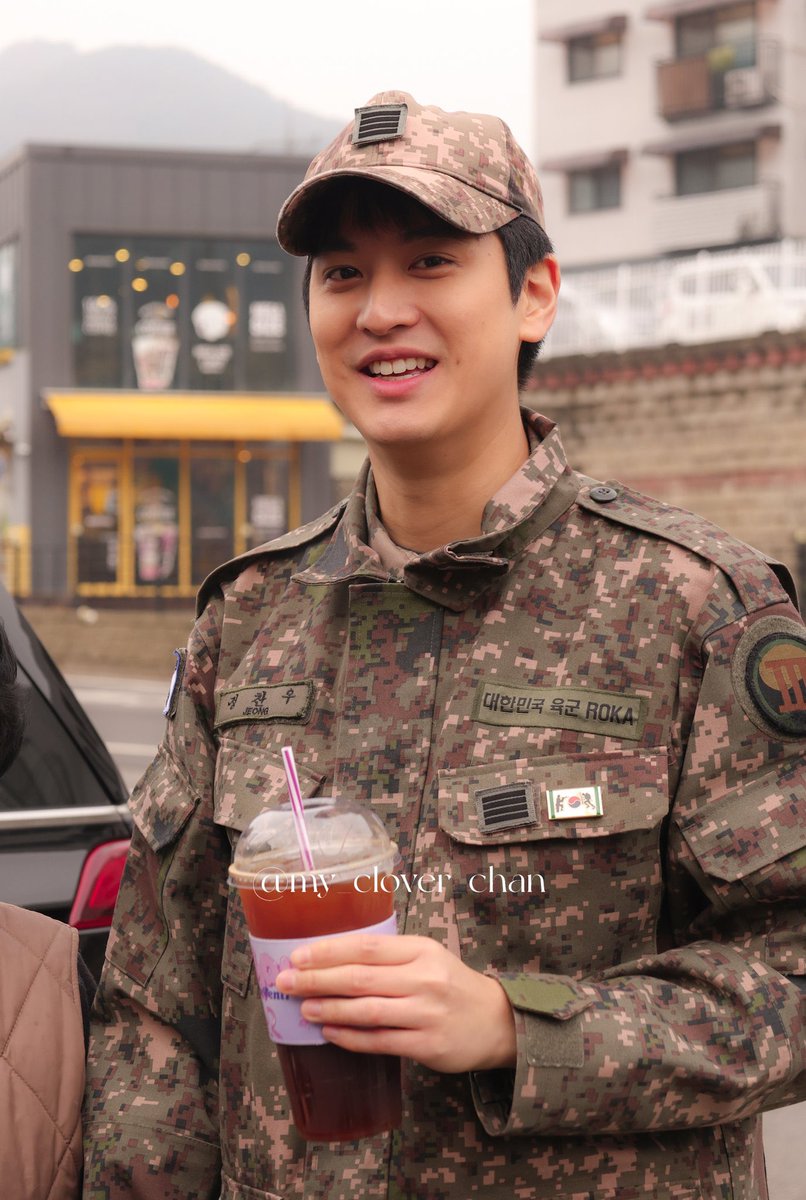 buzzsetter_'s tweet image. iKON youngest member Jung Chanwoo was officially discharged from the military service today Nov 26, 2025 🫡