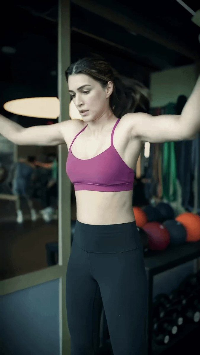Bhaiya_Bhosale's tweet image. Kriti Sanon doesn’t chase fitness… she earns it, one powerful workout at a time. 
Discipline, dedication, and that unstoppable glow.
#KritiSanon #FitnessGoals #WorkoutMode