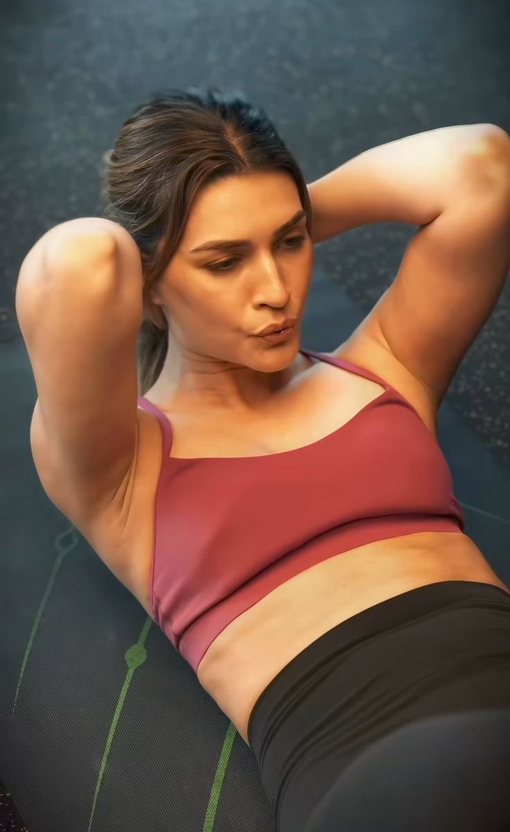 Bhaiya_Bhosale's tweet image. Kriti Sanon doesn’t chase fitness… she earns it, one powerful workout at a time. 
Discipline, dedication, and that unstoppable glow.
#KritiSanon #FitnessGoals #WorkoutMode