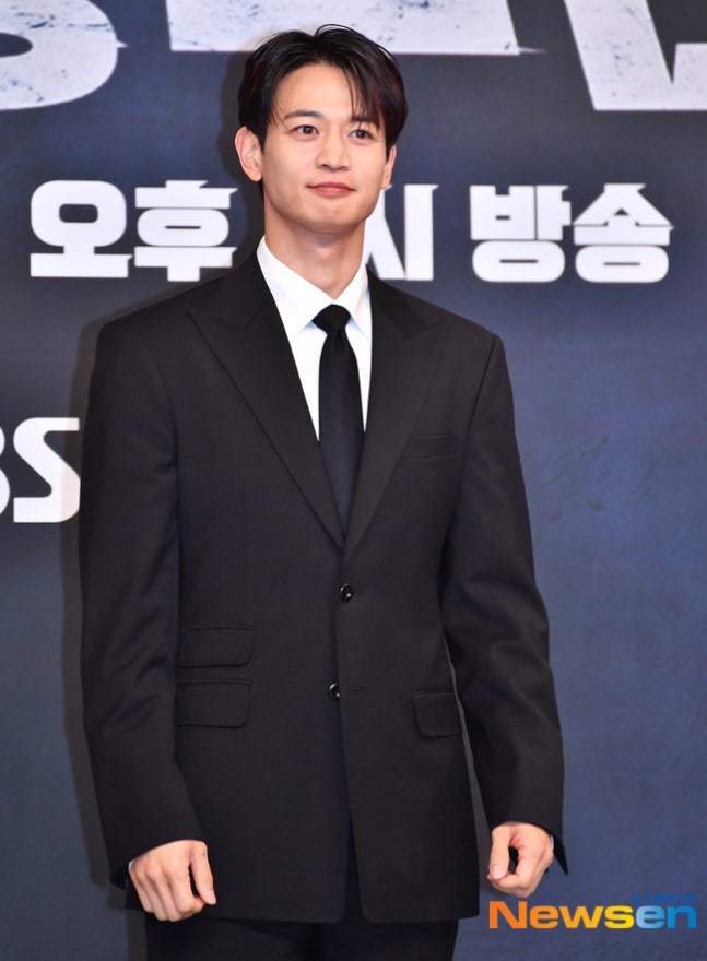 🗞
농구선수 된 민호 “선수들 마음 느낄 수 있는 시간, 행복했다” (열혈농구단)
m.entertain.naver.com/home/article/6…

본업과 동시에 스포츠에도 진심인 모습을 보여온 민호는 "가수 활동과 스포츠는 별개라고 생각한다. 내가 좋아하는 운동을 하다보면 자연스럽게 스트레스도 풀리고 그 안에서 내가 찾아내는