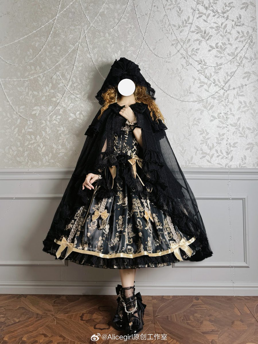 本日26日まで きらきらと輝く金色や銀色に包まれ、まるで物語の世界に