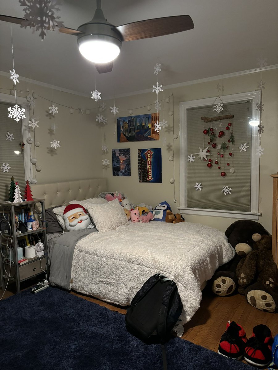 cabkade's tweet image. MY DAD DECORATED MY ROOM WHILE I WAS GONE 😭😭