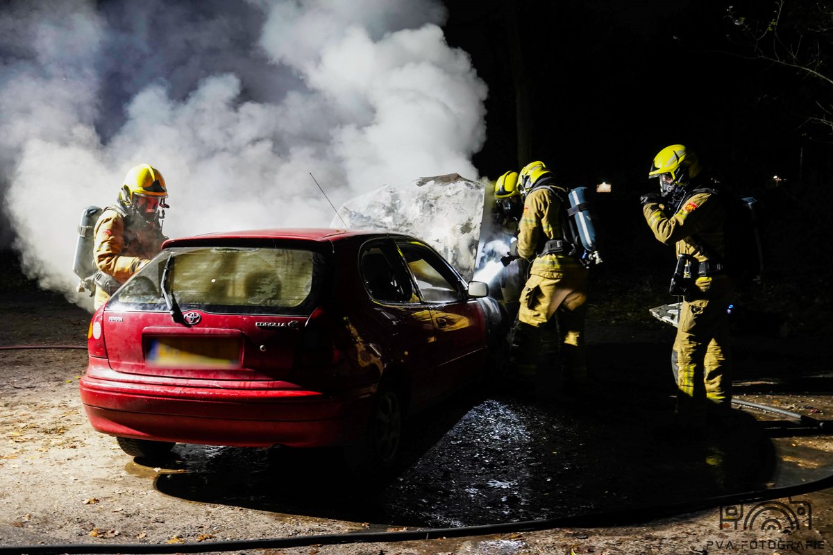 112 melding Auto verwoest na felle brand Kanaal Zuid Apeldoorn