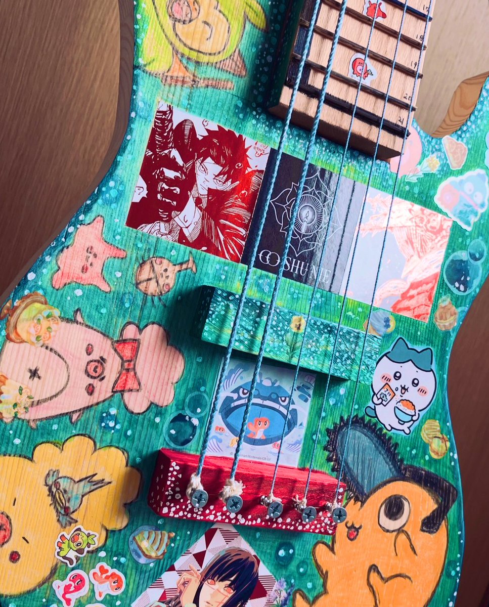 chill054's tweet photo. タブ譜を読む(指の動きをする)
ためだけに作った音のでないベース
弦の代わりにタコ糸(青で塗る)
フレット→つまようじと竹串
ナット→わりばし
マリオのファイヤーフラワーのヘアピン
イメージ→メロンクリームソーダ
自分らしいものが完成した
↓余談つづく
 #coshunie #こみゅにえ #IATL #bass https://t.co/YKGWdsGCo4