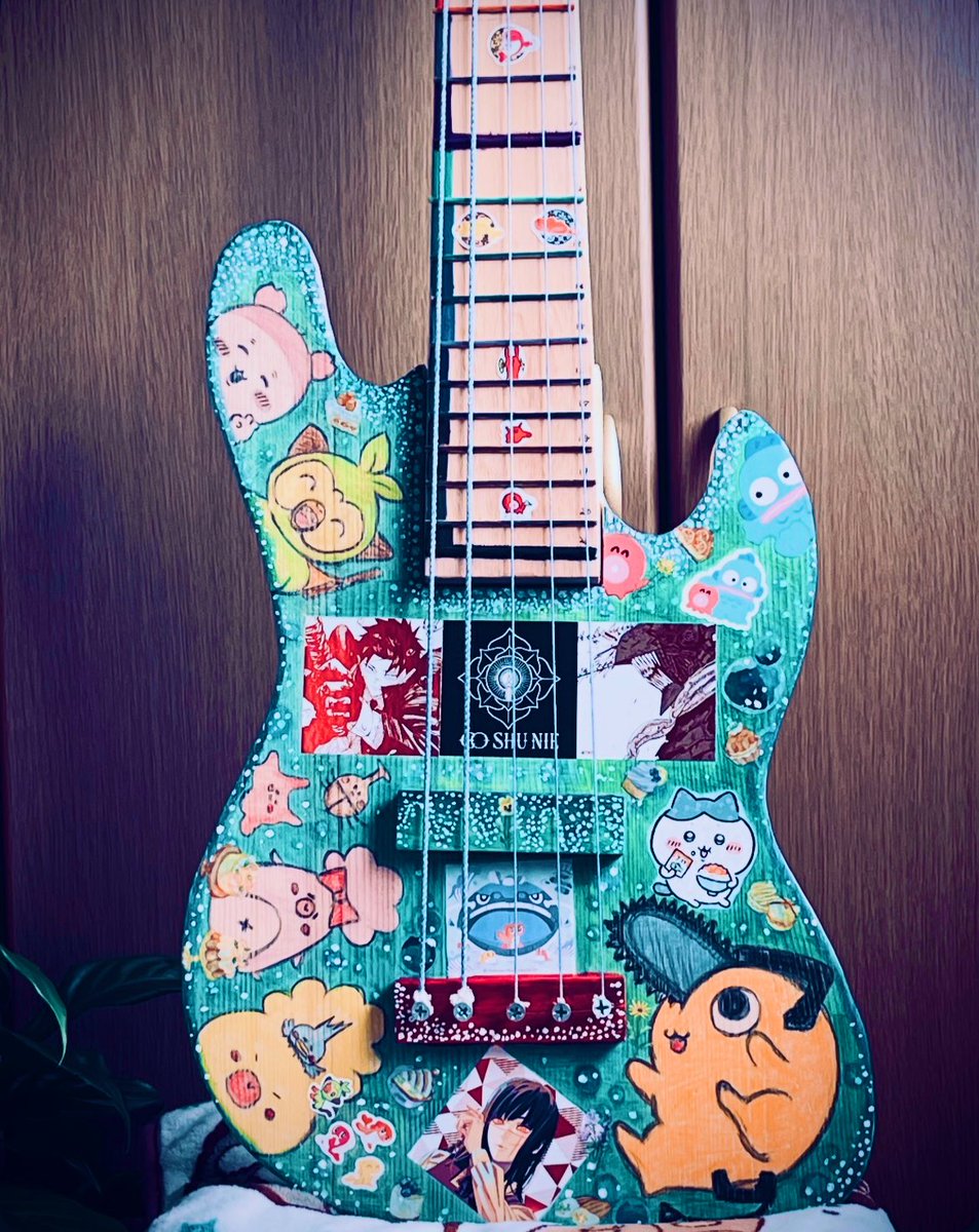 chill054's tweet photo. タブ譜を読む(指の動きをする)
ためだけに作った音のでないベース
弦の代わりにタコ糸(青で塗る)
フレット→つまようじと竹串
ナット→わりばし
マリオのファイヤーフラワーのヘアピン
イメージ→メロンクリームソーダ
自分らしいものが完成した
↓余談つづく
 #coshunie #こみゅにえ #IATL #bass https://t.co/YKGWdsGCo4