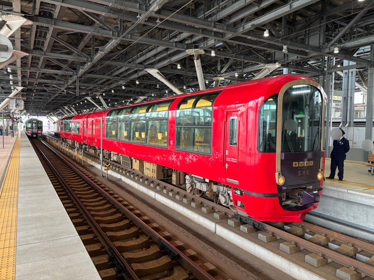 ainokaze_train's tweet image. 富山駅にえちごトキめきリゾート雪月花
が入駅しました。

\ｲﾗｯｼｬｰｲ!/
　🚃🚃