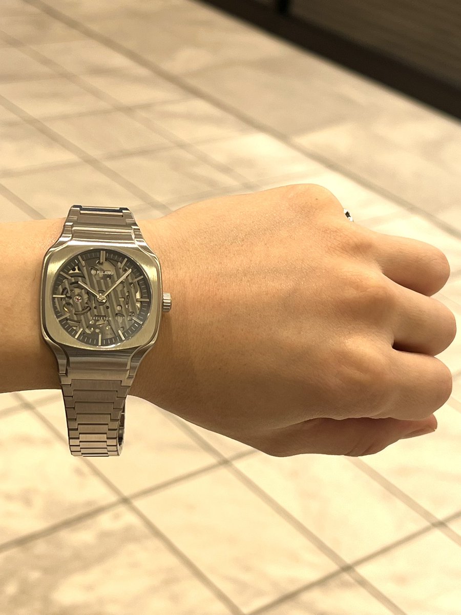 758meitetsu's tweet image. おはようございます🎉

#D1Milano 🇮🇹
丸みのあるスクエア型ケースとスケルトンの上品なデザイン⚙️
37mmケースの大きすぎないサイズ感によって腕乗りの良さが魅力です😌
コントラストのあるダイヤルカラーが更に引き締まった印象を与えてくれます✨
#名古屋 #名古屋駅 #ディーワンミラノ