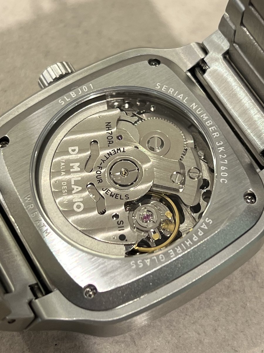 758meitetsu's tweet image. おはようございます🎉

#D1Milano 🇮🇹
丸みのあるスクエア型ケースとスケルトンの上品なデザイン⚙️
37mmケースの大きすぎないサイズ感によって腕乗りの良さが魅力です😌
コントラストのあるダイヤルカラーが更に引き締まった印象を与えてくれます✨
#名古屋 #名古屋駅 #ディーワンミラノ