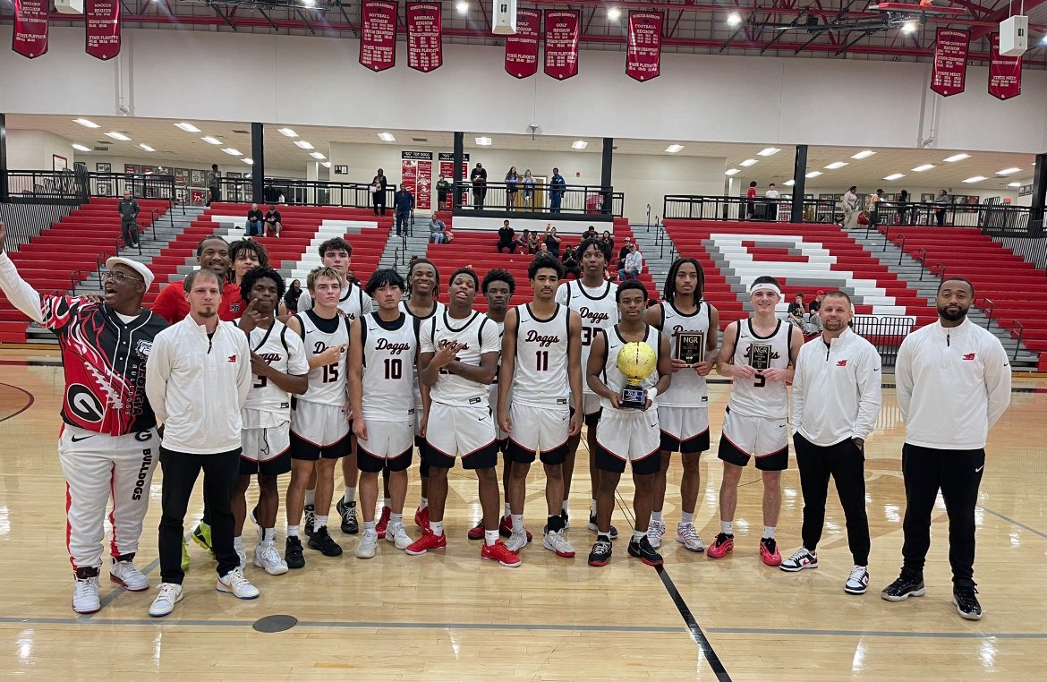 WinderBarrowMBB's tweet image. 🚨🏀DOGGS WIN🏀🚨

DOGGS     69
DOGS        41

Doggs complete the 3-Peat of the NGR-Winder Thanksgiving Classic with a great team defensive effort! #GoDoggs

@jerrin_samuel 26p 13r
@brittrich_5 9p 6a 2s
Gordon Pugh 9p 3r
@GTuggle12 8p 4a 4s