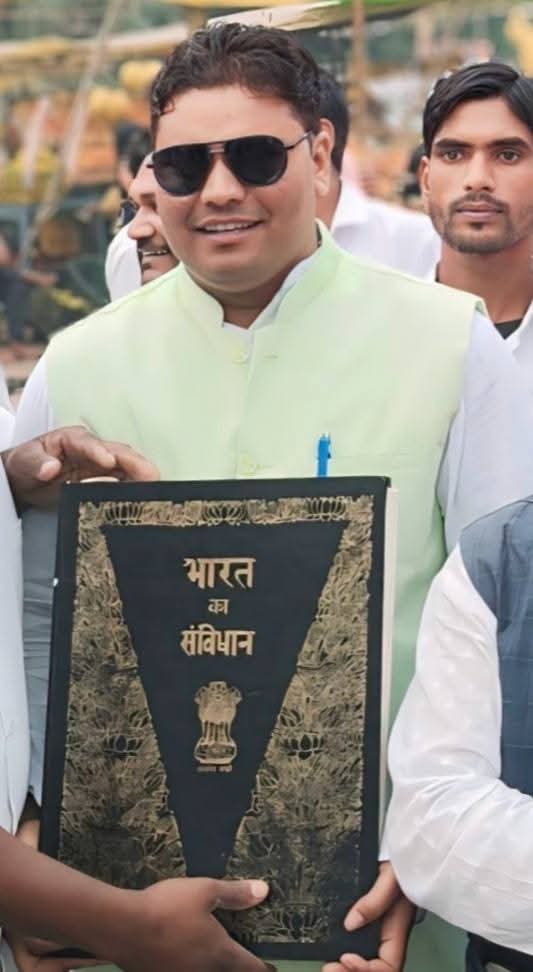 Sonuncl's tweet photo. भारतीय संविधान हमारे लिए सर्वोपरि है,क्यों कि भारतीय संविधान के वजह से करोड़ों दलित, शोषित,वंचित एवं महिलाओं को समता,स्वतंत्रता, न्याय,शिक्षा, स्वास्थ्य, सुरक्षा,रोजगार जैसे मूलभूत अधिकार मिला, आप सभी को #26_नवंबर_संविधान_दिवस_की_हार्दिक_बधाई_एवं_शुभकामनाएं। https://t.co/rglWOB23Qa