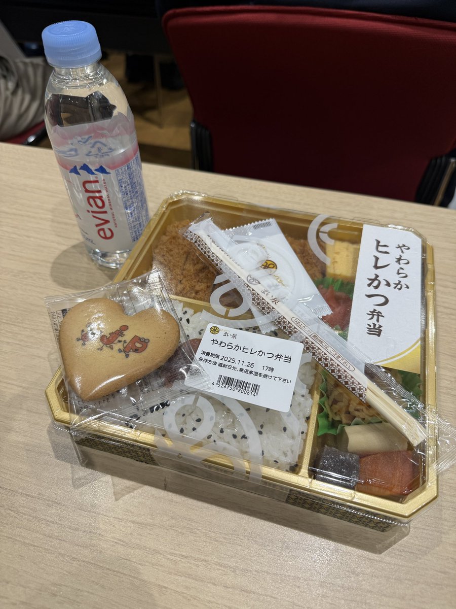 yo12525's tweet image. ランチセミナーなう。
お弁当は、まい泉のやわらかヒレカツ弁当と、JPRSさんのサードパーティクッキーを。
 #internetweek_jp