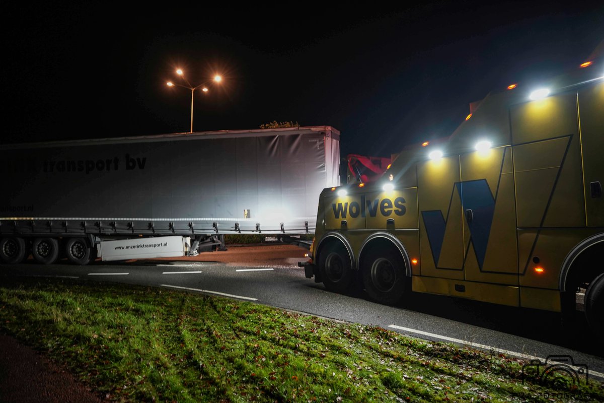 Oplegger schiet van vrachtwagen op rotonde Eekterweg Vaassen